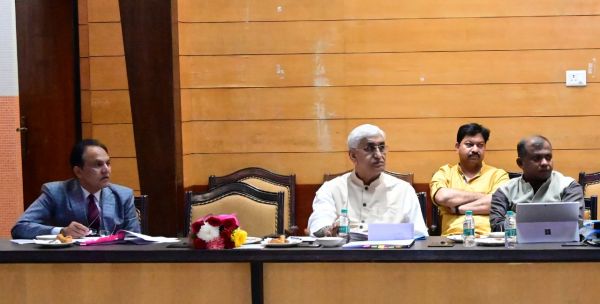 किताबों के लिए बजट कम पड़ा, तो कॉलेज फंड से की जाएगी खरीदी