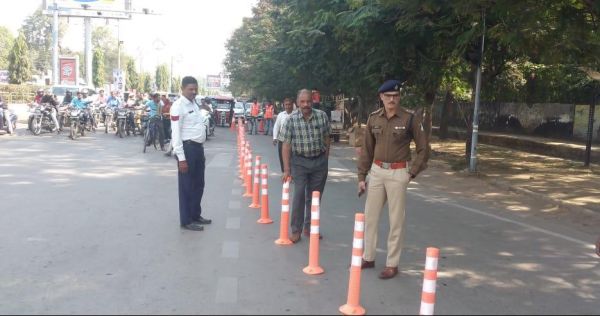 लेफ्ट टर्न फ्री कराने लगाए जा  रहे  स्प्रिंग पोस्ट चेनालाइजर