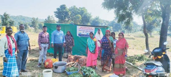 गोबर और गौ मूत्र खरीद कर महिला समूह बना रही जैविक कीटनाशक व खाद