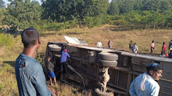 बेकाबू यात्री बस पलटी, 5 जख्मी