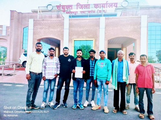 घटिया सडक़ निर्माण का  आरोप, युकां ने कलेक्टर  को दिया ज्ञापन