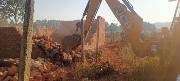 हाउसिंग बोर्ड विभाग को आबंटित भूमि से हटाया अतिक्रमण