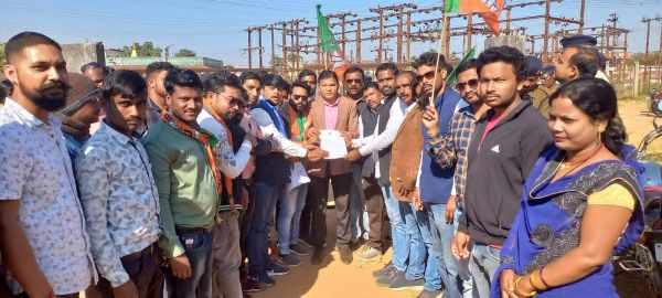 भाजयुमो ने बिजली दफ्तर घेरा