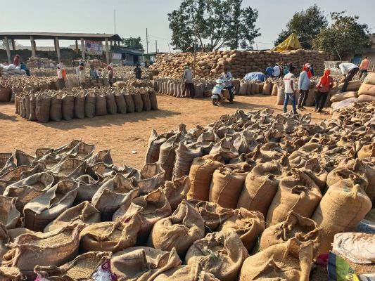 धान की आवक बढ़ते ही सोसायटियों में जाम के हालात