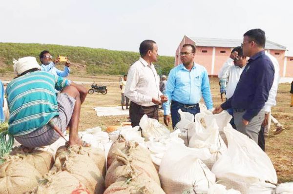 कलेक्टर ने किया धान खरीदी केंद्रों का निरीक्षण