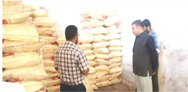 14 निजी उर्वरक विक्रेताओं और 8 सहकारी समितियों को नोटिस