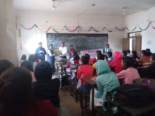 कन्या स्कूल बतौली में वित्तीय साक्षरता ट्रेनिंग
