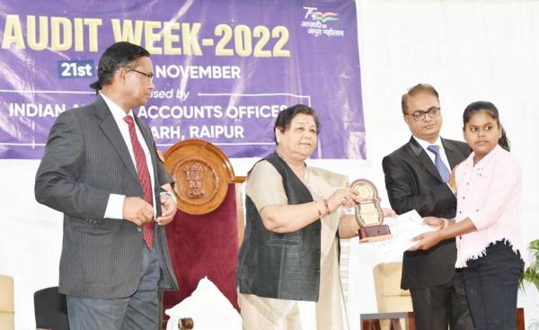 सेवानिवृत्तों को समय पर हो पेंशन और अन्य देयकों का भुगतान-उइके