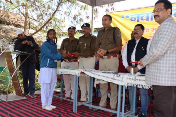 पुलिस ने छात्र-छात्राओं को अभिव्यक्ति ऐप की जानकारी देकर किया जागरूक 