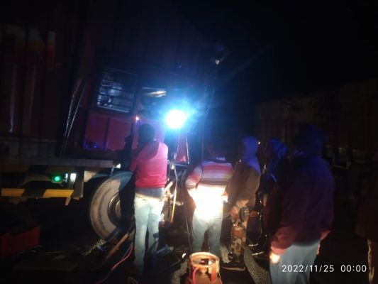 जशपुर लोरो घाटी मोड़ पर दो ट्रकों मेें भिड़ंत