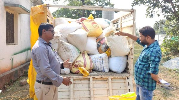 वन विभाग ने सरकारी चावल  से भरा पिकअप किया जब्त