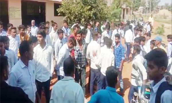 स्कूल में खेल के दौरान छात्रों  के बीच चले लात-घूंसे