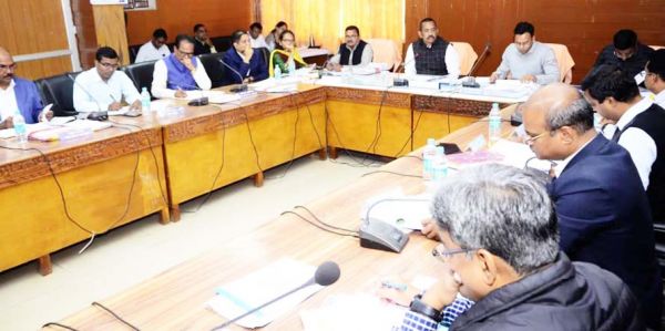 संवेदनशील क्षेत्रों में मनरेगा के कार्यों को प्राथमिकता दें-कमिश्नर