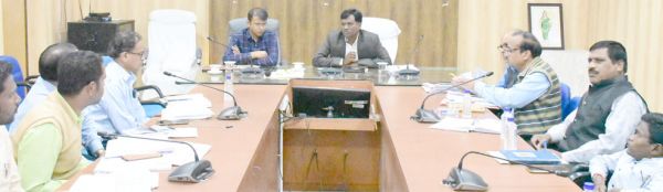 सीएम की घोषणाओं पर प्राथमिकता से करें अमल- कलेक्टर