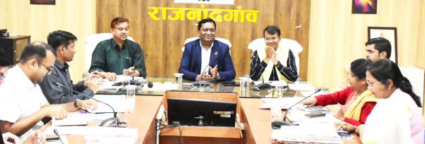 मुख्यमंत्री की घोषणाओं पर अमल करने यथाशीघ्र करें कार्य- कलेक्टर