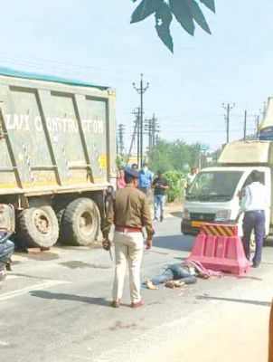 सिलेंडर भरे ट्रक ने बाइक सवार को कुचला, एक अन्य घायल, ट्रक ड्राइवर गिरफ्तार