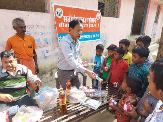 सहयोग फांउडेशन ने कापी-पुस्तक व पेन  का किया वितरण