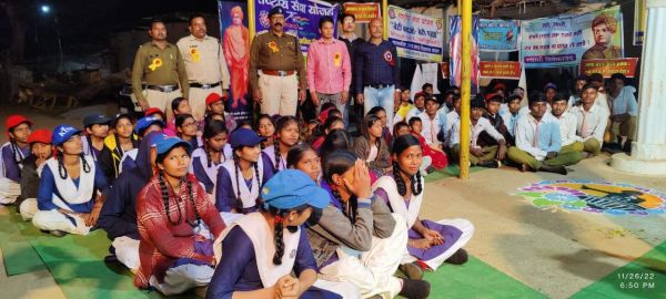 पुलिस ने छात्रों को दी साइबर अपराधों से बचने की जानकारी  