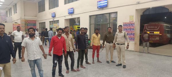 अपनी ही बस में बैठने के लिए यात्रियों से मारपीट करने वाले एजेंट गिरफ्तार