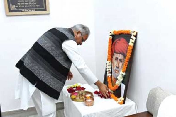 सीएम ने महात्मा ज्योतिबा फुले को किया नमन