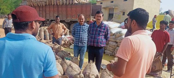 किसान कांग्रेस जिलाध्यक्ष ने लहपटरा धान उपार्जन केंद्र का किया निरीक्षण