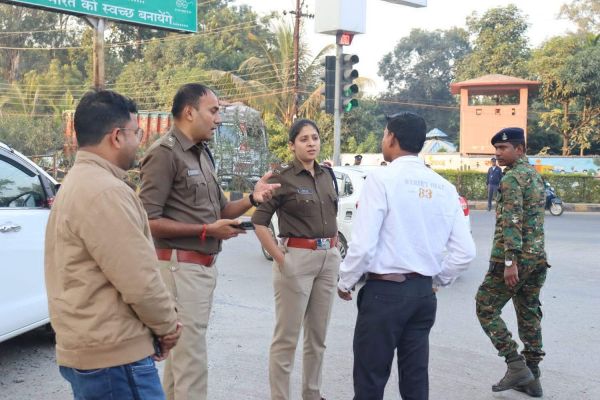 सुरक्षा-यातायात व्यवस्था जानने सडक़ पर निकलीं एसपी 