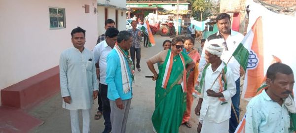 विधायक का कांग्रेस प्रत्याशी के पक्ष में डोर टू डोर जनसंपर्क