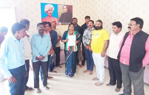 शिक्षकों की कमी, पढ़ाई प्रभावित नगरी स्कूल के प्राचार्य को हटाने की मांग, विधायक को सौंपा मांग पत्र