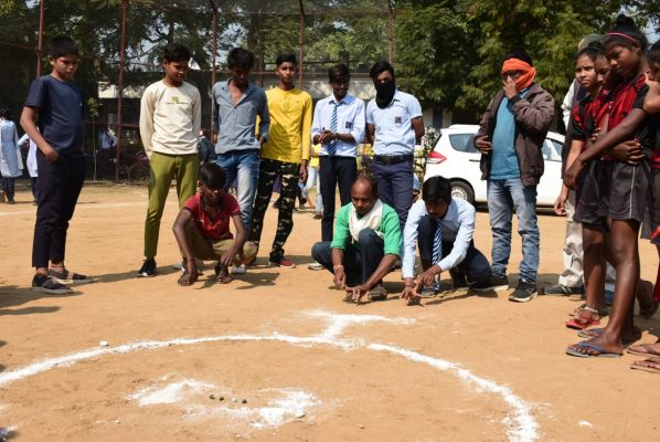 कंचा-बाटी में बालकों ने जमकर साधा निशाना 
