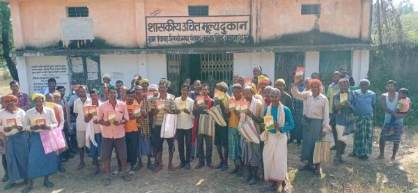 चावल की हेराफेरी का आरोप भी, आक्रोशित ग्रामीणों ने दुकान में पंचनामा कर ताला जड़ा 