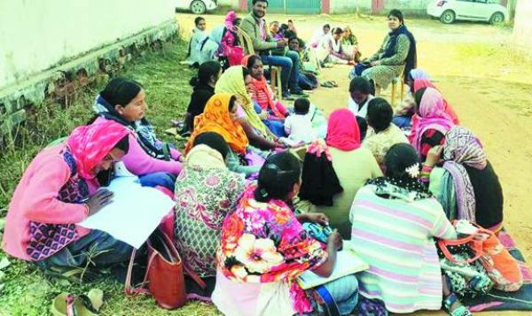 आंगनबाड़ी कार्यकर्ताओं को पोषण ट्रैकर एप की दी जानकारी