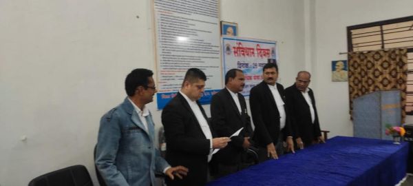 संविधान की प्रस्तावना का वाचन कर ली शपथ 