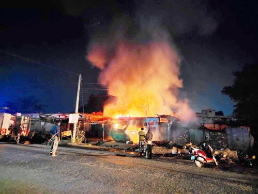 पेट्रोल पंप के सामने देर रात 3 दुकानों में आग, लाखों का सामान खाक