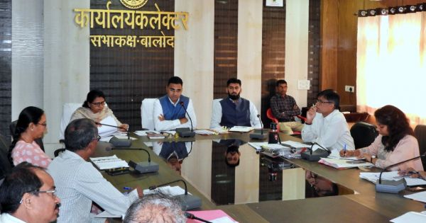 गौठानों की बाडिय़ों में आर्गेनिक साग-सब्जियों का उत्पादन, समय-सीमा की बैठक में कलेक्टर ने दिए निर्देश