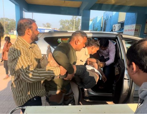 सडक़ पर घायल पड़े थे, नपाध्यक्ष ने पहुंचाया अस्पताल