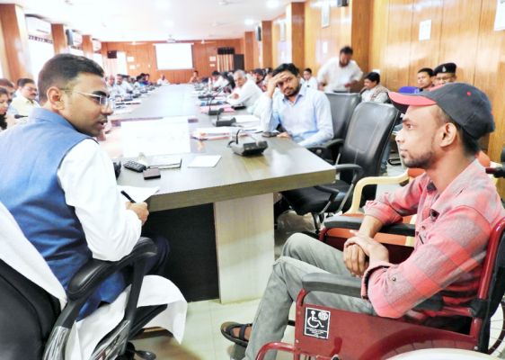 जनदर्शन में कलेक्टर ने मांगे-समस्याएं सुनी 