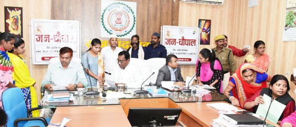 कलेक्टर ने सुनी जन चौपाल में समस्याएं  दिव्यांग को मिली मोटराईज्ड ट्राईसाइकिल