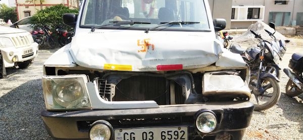 पुलिस की गाड़ी को टक्कर मारकर  चालक ट्रक लेकर फरार 