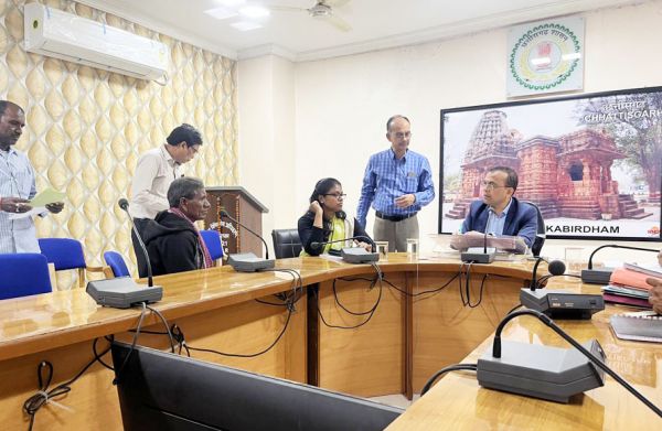 कलेक्टर ने लगाई जनचौपाल, वनांचलवासी और ग्रामीणों की सुनी समस्याएं
