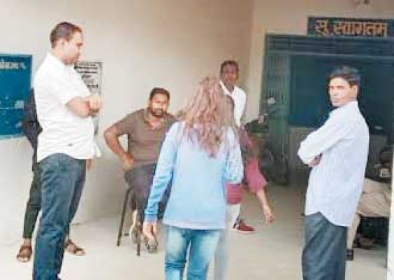 मतदाता सुधार कार्य के दौरान शिक्षक ने पी शराब तो विभाग ने किया अटैच, पर बयानों में अंतर