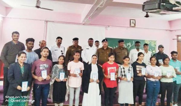 ट्रैफिक नियमों का पालन करने छात्रों को प्रेरित, बताए ट्रैफिक नियम