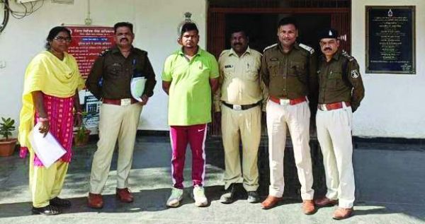 अश्लील फोटो व वीडियो से 5 लाख की ब्लैकमेलिंग