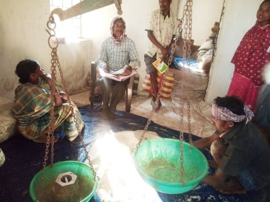 सरकारी दुकान में अधिक पैसों में राशन, ग्रामीण  नाराज