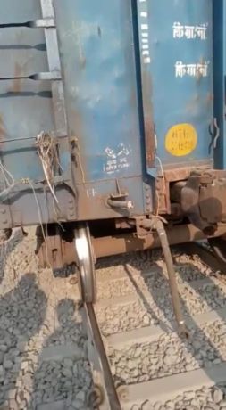 मालगाड़ी का इंजन और बोगियां अलग- अलग दौड़ती रहीं, बड़ी दुर्घटना टली