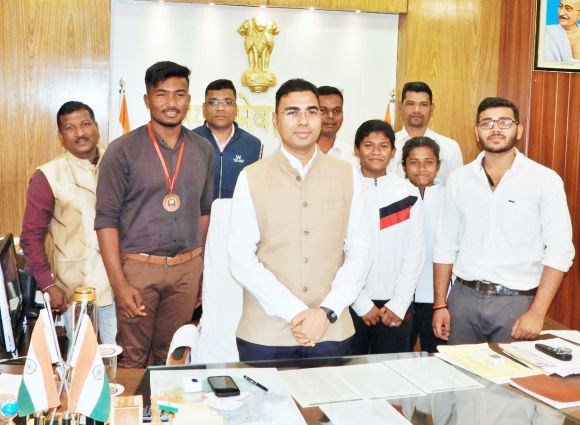 कलेक्टर ने की राज्य स्तरीय जूडो प्रतियोगिता में मेडल प्राप्त करने वाले प्रतिभागियों से मुलाकात