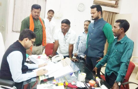 कन्या आश्रम बड़े गुमियापाल अधीक्षिका को हटाने ग्रामीण एकजुट