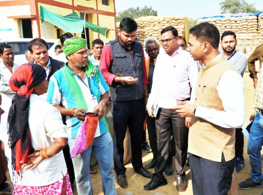 कलेक्टर ने धान खरीदी केन्द्र सिकोसा का निरीक्षण कर व्यवस्थाओं का लिया जायजा