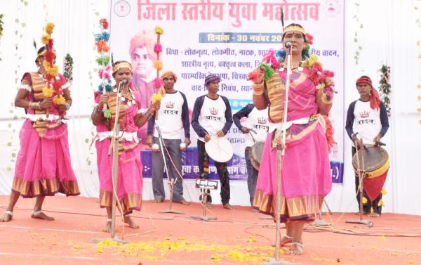 जिला स्तरीय युवा महोत्सव युवाओं ने 18 विधाओं में दिखाया हुनर