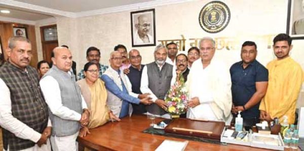 बघेल को मनवा कुर्मी क्षत्रिय समाज के अधिवेशन का न्योता