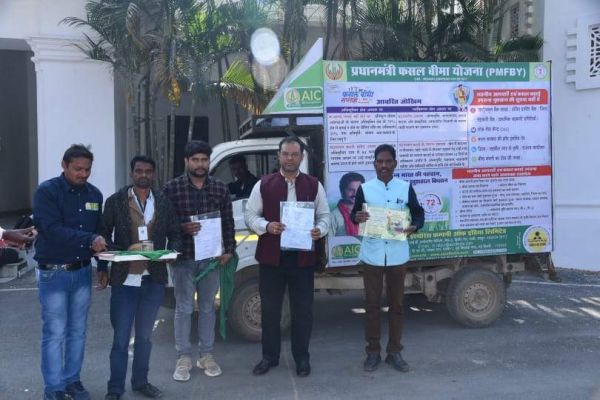 बीमा रथ को हरी झंडी दिखाकर किया रवाना